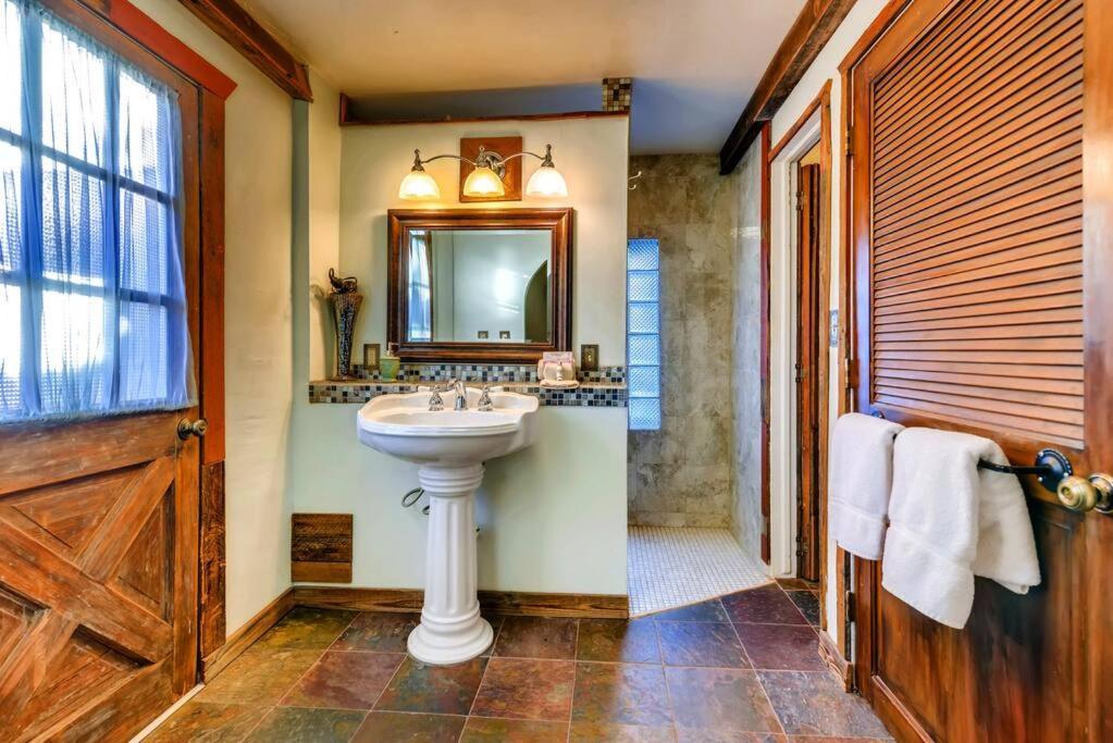 Cliff House Lodge And Hot Tub Cottages มอร์ริสัน ภายนอก รูปภาพ