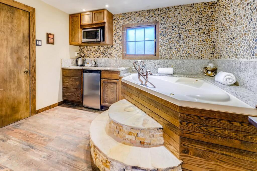Cliff House Lodge And Hot Tub Cottages มอร์ริสัน ภายนอก รูปภาพ